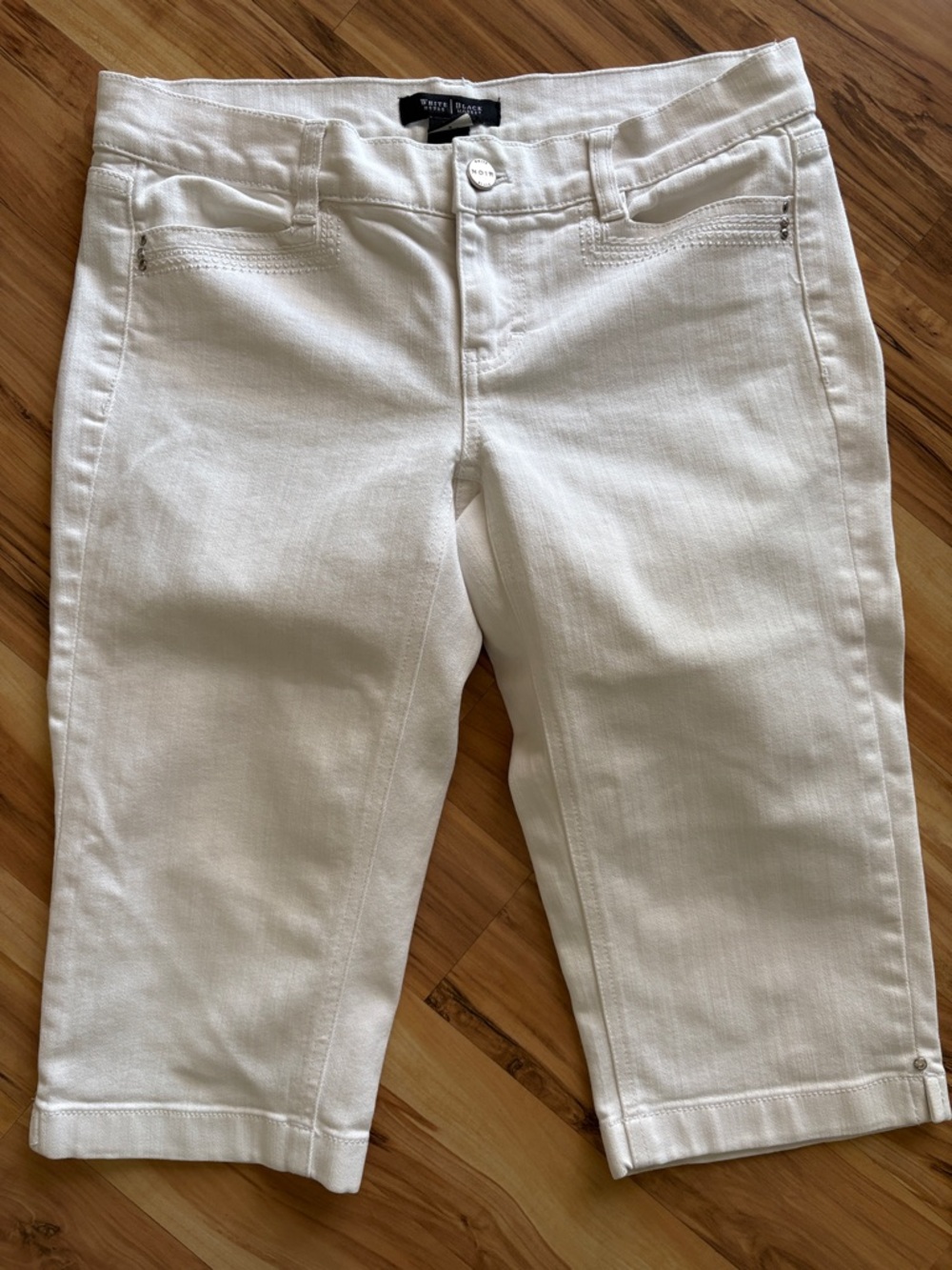 White House Black Market White Pull-On Capri Pants